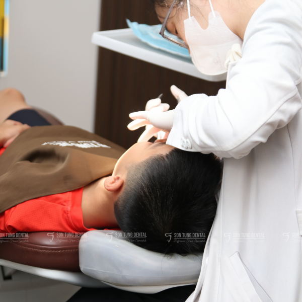 Trẻ bị răng mọc lẫy phải làm sao