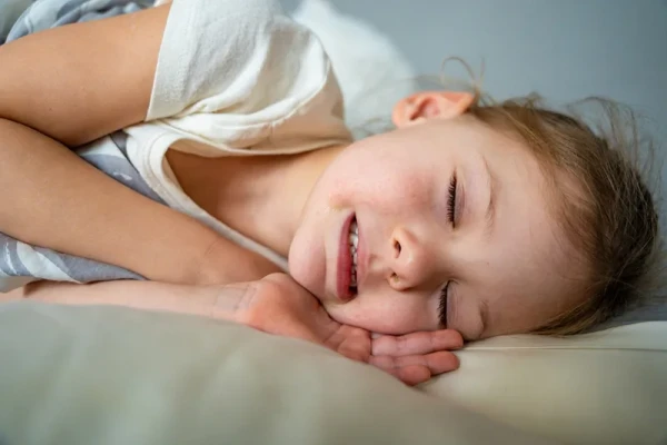 Trẻ nghiến răng khi ngủ là bị gì?