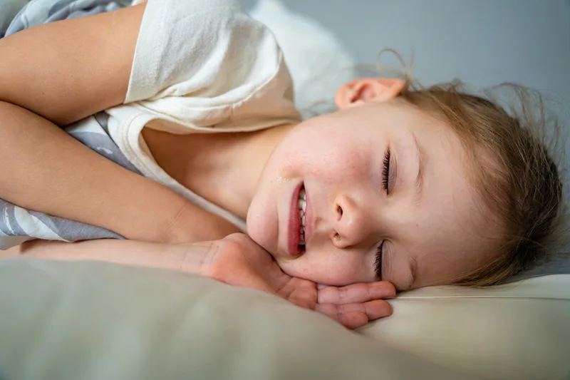 Trẻ nghiến răng khi ngủ là bình thường hay là bất thường về sinh lý